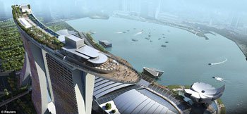 Marina Bay Sands Infinity Pool - это самый большой бассейн, который когда-либо был сооружен на крыше многоэтажного здания Marina Bay Sands Infinity Pool - это самый большой бассейн, который когда-либо был сооружен на крыше многоэтажного здания