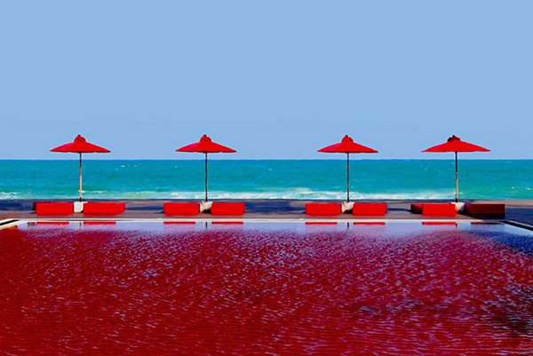 The Library Blood-Red Pool - это, пожалуй, самый экзотический бассейн в мире