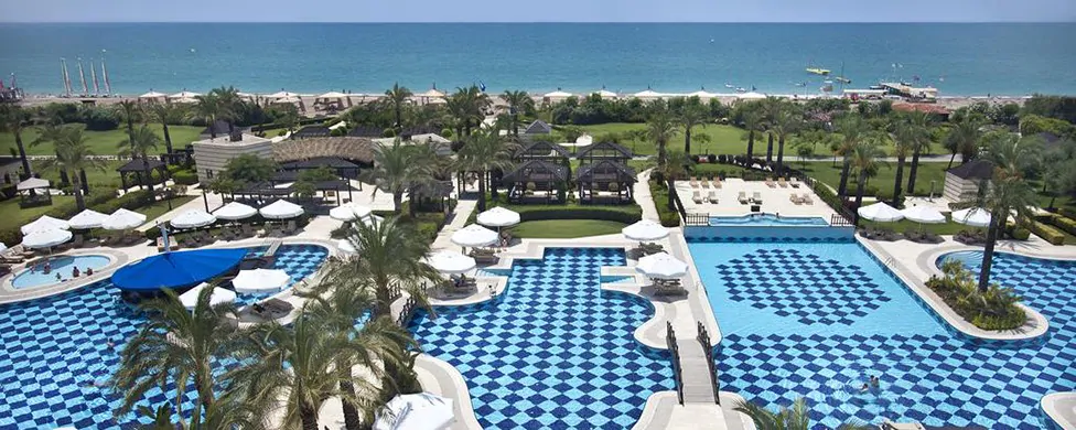 Бассейн в отеле Kempinski