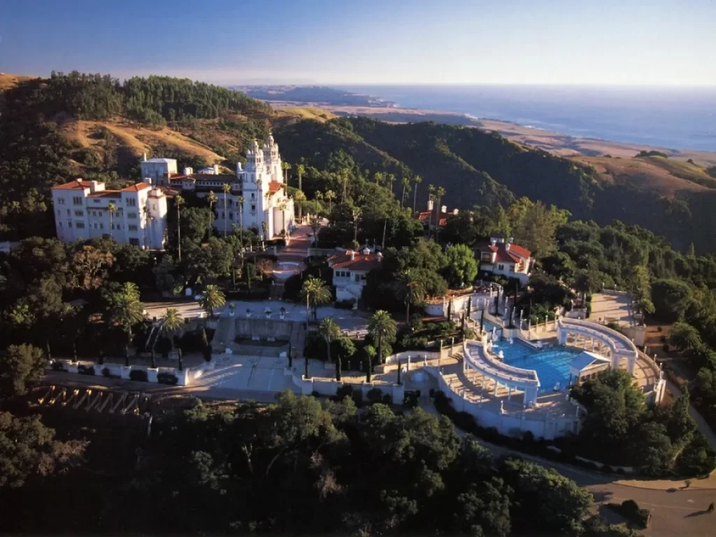 Одна из самых значительных работ Джулии Морган - Херст-касл (Hearst Castle, «замок Херста»)