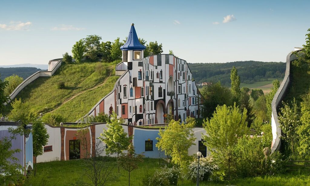 Дом искусств (Kunsthaus), названный так из-за схожести фасада с Кунстхаусом в Вене Дом искусств (Kunsthaus), названный так из-за схожести фасада с Кунстхаусом в Вене
